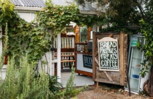 "Becca Bakery – Fresh, local, irresistibly golden."